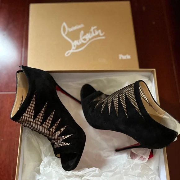 Size 8 CL’s - Picture 1 of 5